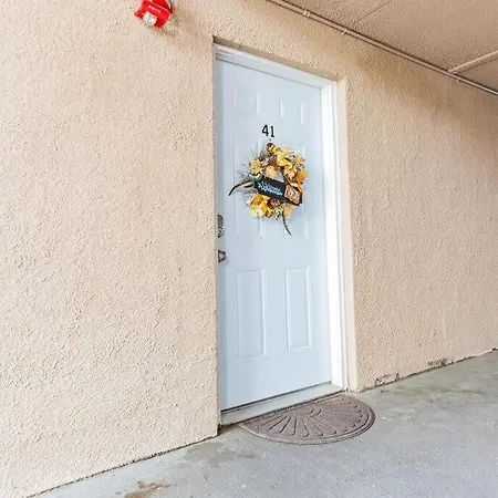 2-Bed, 1-Bath Apartment Near I-24, Great Location